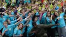 Puluhan fans berfoto bersama Usain Bolt dengan gaya khas miliknya di Prague, Republik Ceska.    (18/5/2016). (AFP/Michal Cizek)