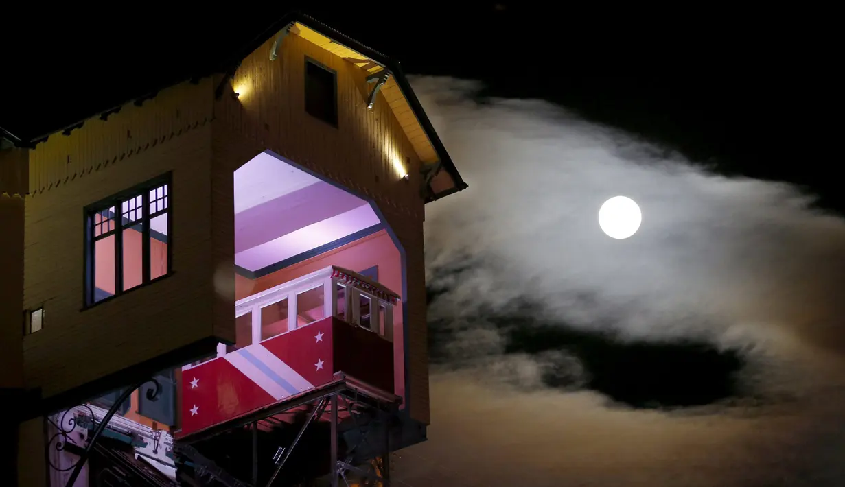 Supermoon terlihat di samping elevator kota Valparaiso, Minggu (27/9). Gerhana Bulan Supermoon (Bulan merah darah), kembali menampakkan keindahannya setelah 18 tahun tidak terjadi. (REUTERS/Rodrigo Garrido)