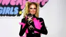 Paris Hilton membawa anjing saat tampil dalam Christian Cowan x The Powerpuff Girls Fashion Show, Los Angeles, AS, Jumat (8/3). Anjing tersebut merupakan peliharaannya yang bernama Diamond Baby. (Frazer Harrison/Getty Images North America/AFP)
