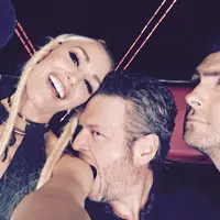 Pharrell Williams, Gwen Stefani, Blake Shelton, dan Adam Levine (via twitter.com/gwenstefani)