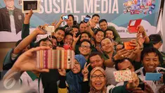 Ketua Umum PKB, Muhaimin Iskandar berpose bersama para peserta pelatihan sosial media kader PKB se-Indonesia di Aston Marina Ancol, Jakarta, Jumat (2/10/2015). Pelatihan tersebut untuk mendekatkan pemimpin dengan rakyat. (Liputan6.com/Faizal Fanani)