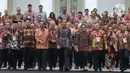 Presiden Joko Widodo (tengah) berjalan setelah foto bersama usai membuka Rapat Kerja (Raker) Kepala Perwakilan RI dengan Kementerian Luar Negeri di Istana Negara‎, Kamis (9/1/2020). Pembukaan Raker ditandai dengan pemukulan gong oleh Jokowi didampingi Menlu Retno Marsudi. (Liputan6.com/Angga Yuniar)