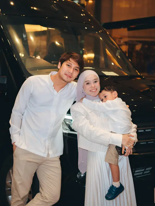 Lesti kejora berpose di depan mobil pemberian Rizky Billar, yaitu Mercedes Benz Sprinter berwarna hitam. (Foto: Instagram/ rizkybillar)
