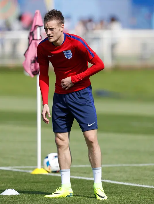 Penyerang Leicester City, Jamie Vardy saat berlatih jelang EURO 2016 di Stade des Bourgognes, Chantilly, Inggris (6/7). Vardy masuk tim nasional Inggris, dan kini banyak dilirik klub-klub besar. (REUTERS/Lee Smith)