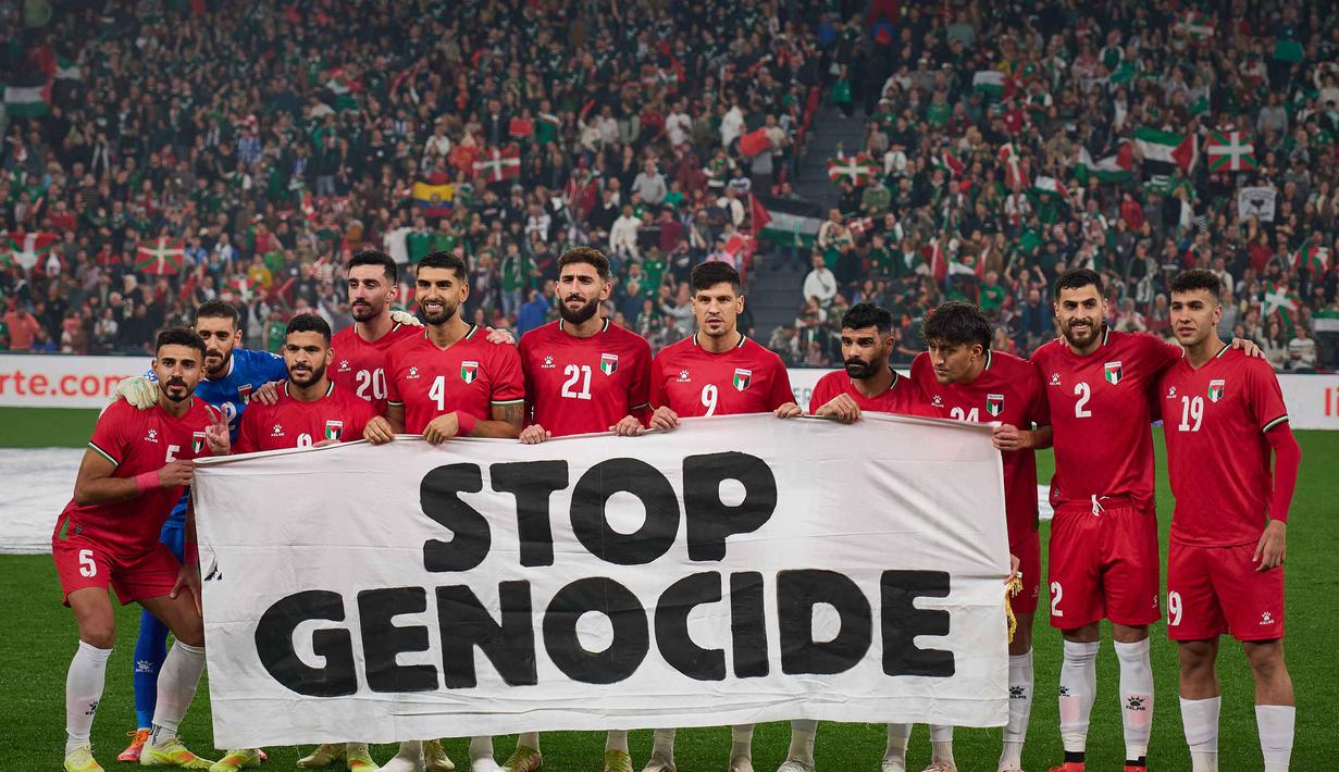 Berdasar data yang dirilis Kementerian Kesehatan Gaza, hingga pertengahan November 2025, jumlah korban tewas akibat konflik di Gaza sejak 7 Oktober 2023 telah mencapai lebih dari 69.176 jiwa, dengan puluhan ribu lainnya terluka. Tampak dalam foto, pemain Palestina berpose untuk foto sebelum pertandingan persahabatan melawan pemain Spanyol dari Basque Country, yang diadakan sebagai protes terhadap aksi militer Israel di Gaza, di Bilbao, Spanyol, Sabtu,15 November 2025. (AP Photo/Miguel Oses)