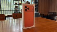 Unboxing iPhone 17 Pro Max Sebelum Rilis di Indonesia, Begini Isi Kotaknya. (Liputan6.com/ Yuslianson)