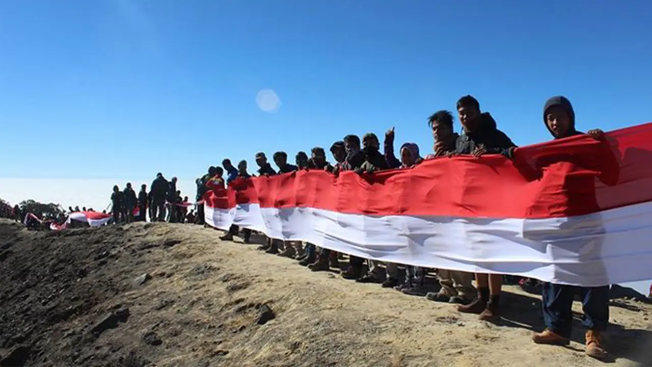 Bendera RI Sepanjang 500 M Meriahkan HUT RI di Puncak Ciremai