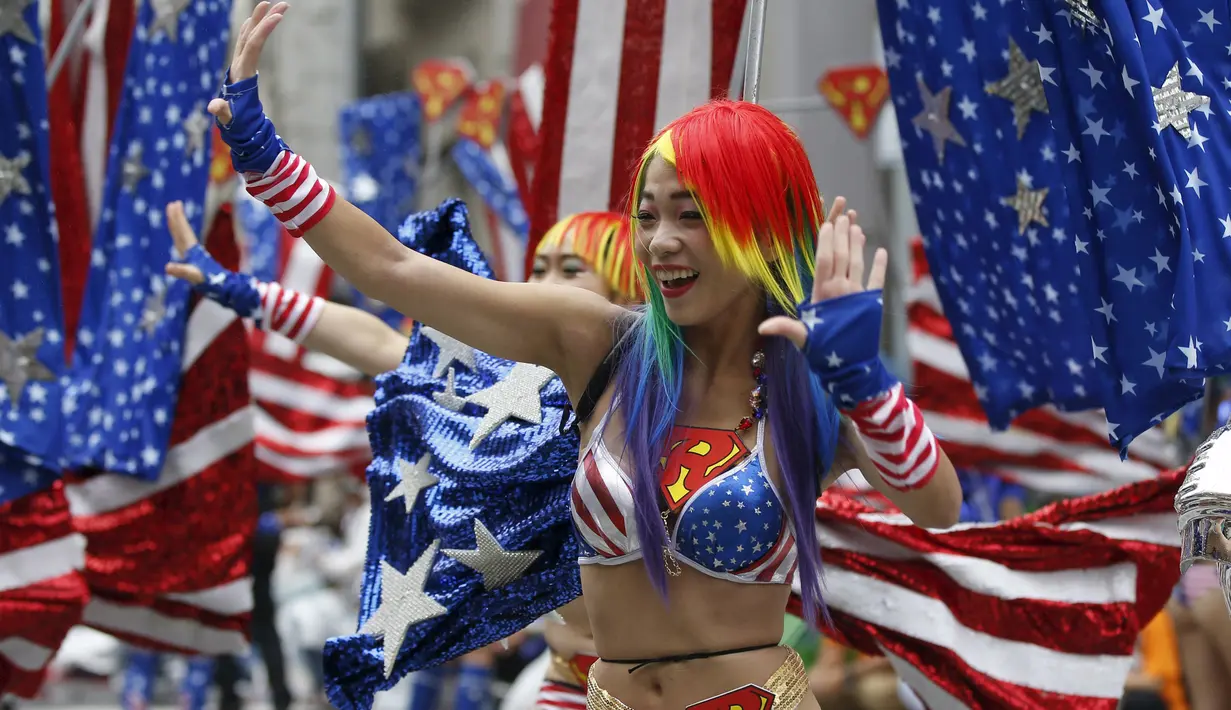 Penari Jepang saat ikut memeriahkan acara tahunan Karnaval Asakusa Samba ke-34 di Tokyo, Jepang, 29 Agustus 2015. Sekitar 5.000 orang berpartisipasi dalam karnaval terbesar yang ada di Jepang ini. (REUTERS/Toru Hanai)