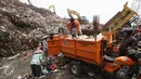 Kendaraan mengangkut dan menuang sampah di TPA Cipayung, Depok, Jumat (3/6). Dengan lahan seluas 10,8 hektare, TPA Cipayung yang telah beroperasi sejak 1985 itu harus menampung seluruh sampah di Depok. (Liputan6.com/Immanuel Antonius)