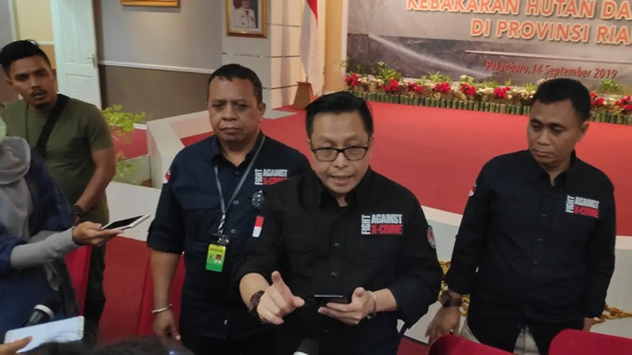 Dirjen Gakkum KLHK Rasio Ridho Sani menjelaskan proses penyegelan lahan perusahaan yang mengalami kebakaran lahan.