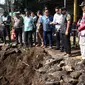 Jalan ambles di Sawojajar Malang merusak pipa PDAM. (Istimewa)