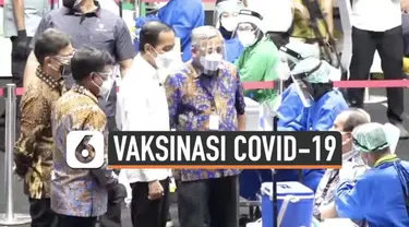 Kalangan awak media mulai menerima suntikan vaksin Covid-19 di Jakarta hari Kamis (25/2). Presiden Joko Widodo meninjau kegiatan ini di hall basket Gelora Bung Karno Senayan.
