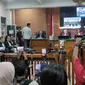 Suasana sidang PK Saka Tatal di Pengadikan Negeri Cirebon. Foto (Liputan6.com / Panji Prayitno)