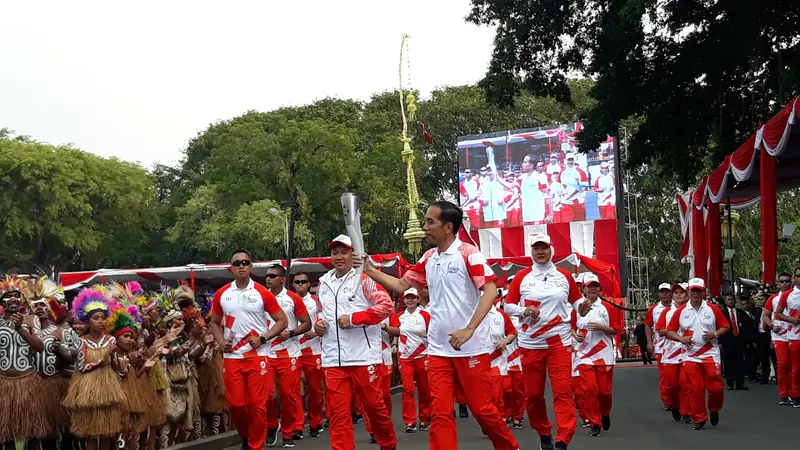 Presiden Jokowi membawa obor Asian Games 2018. (Merdeka.com)