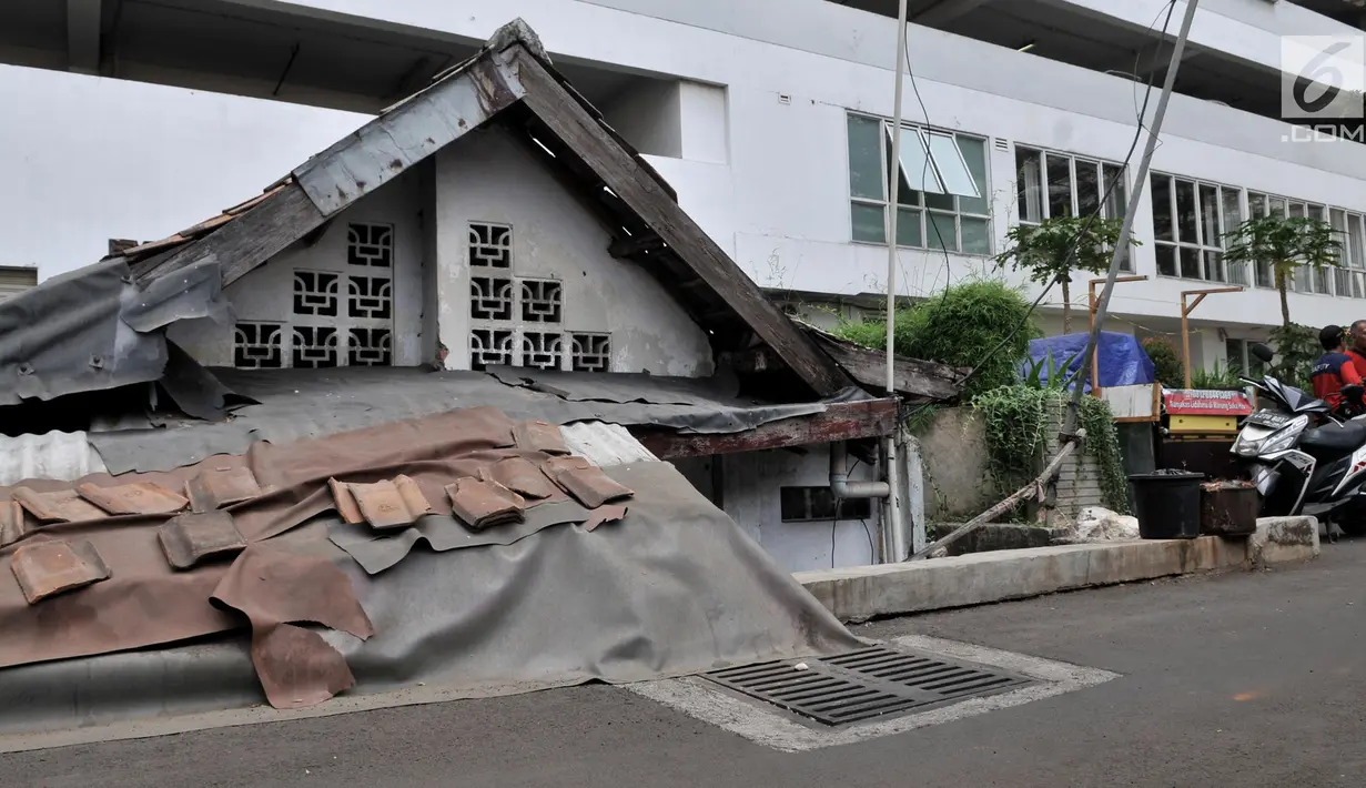 Kondisi sebuah rumah usang yang berada di halaman belakang apartemen Thamrin Executive Residence, Kebon Melati, Jakarta, Minggu (22/9/2019). Bertahan di tengah gedung pencakar langit membuat pemilik rumah, Lies (46), harus berebut air bersih dengan apartemen. (merdeka.com/Iqbal S Nugroho)