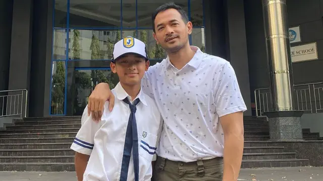 Anak Artis Pakai Seragam