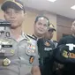 Kapolres Garut AKBP Budi Satria Wiguna menunjukan kunci T dari aksi Apong Cs di Garut (Liputan6.com/Jayadi Supriadin)