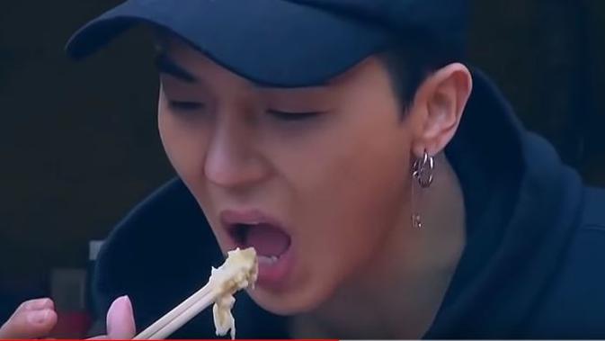 Cara kocak idol Korea saat cicipi durian, bikin emosi netizen. (Sumber: YouTube)