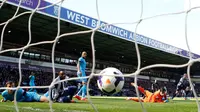 Penyerang WBA, Matej Vydra (kanan) berhasil menyarangkan bola ke gawang Tottenham Hotspur dalam laga lanjutan Liga Inggris, Sabtu 12 April 2014. (REUTERS/Darren Staples)