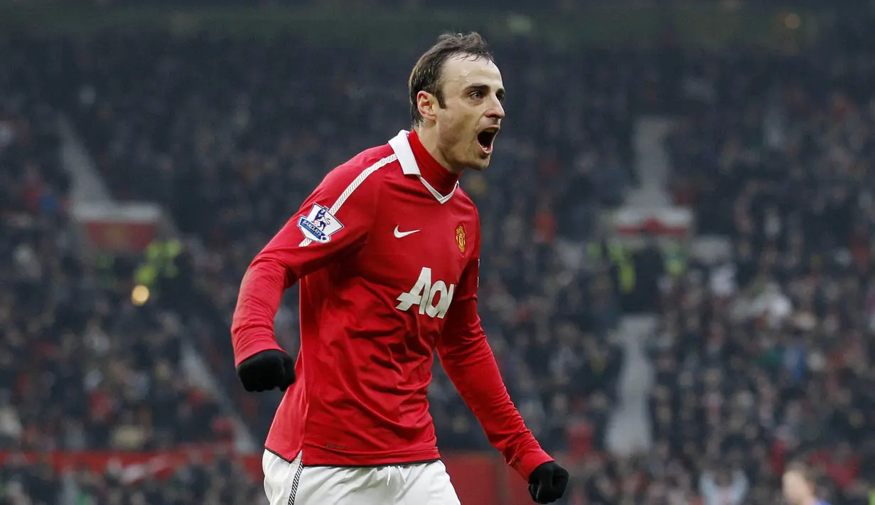 5. Dimitar Berbatov - Pemain yang berposisi sebagai striker ini berlabuh ke Old Trafford pada musim panas 2008. Manchester United menebusnya dari Tottenham Hotspur dengan nominal 34,2 juta pounds atau sekitar Rp648 miliar. (AP/Jon Super)