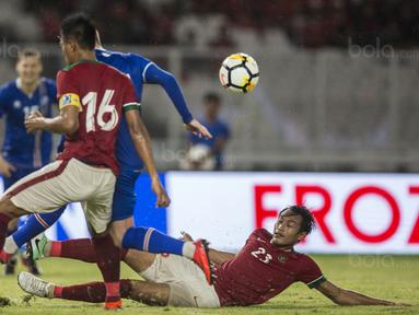 Bek Timnas Indonesia, Hansamu Yama, berusaha mengamankan bola saat melawan Islandia pada laga persahabatan di SUGBK, Jakarta, Minggu (14/1/2018). Indonesia kalah 1-4 dari Islandia. (Bola.com/Vitalis Yogi Trisna)