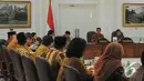 Presiden Jokowi bersama Wapres Jusuf Kalla saat memimpin Sidang Kabinet Kerja di Kantor Presiden, Jakarta, Senin (27/10/2014). (Liputan6.com/Herman Zakharia)