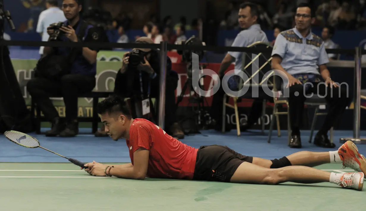 Pebulutangkis Indonesia, Tontowi Ahmad, terjatuh saat mengahadapi pasangan Korea, Kim Dukyoung/Kim Ha Na di Indonesia Open 2017 di JCC, Selasa (13/6/2017). Indonesia itu menang dengan skor 19-21, 21-19, dan 21-18. (Bola.com/M Iqbal Ichsan)