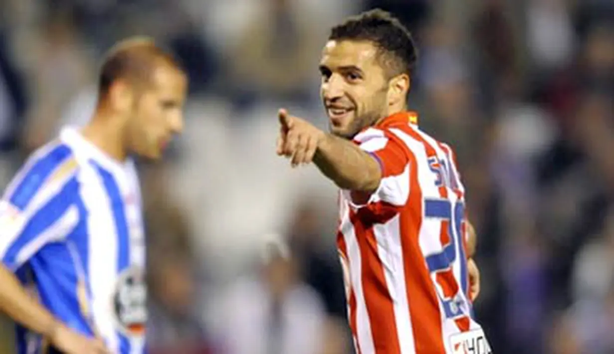 Atletico Madrid&#039;s Portuguese Simao Sabrosa (R) celebrates after scoring against Deportivo Coruna during their Spanish league football match at the Riazor Stadium in La Coruna, on April 12, 2009. AFP PHOTO / MIGUEL RIOPA 