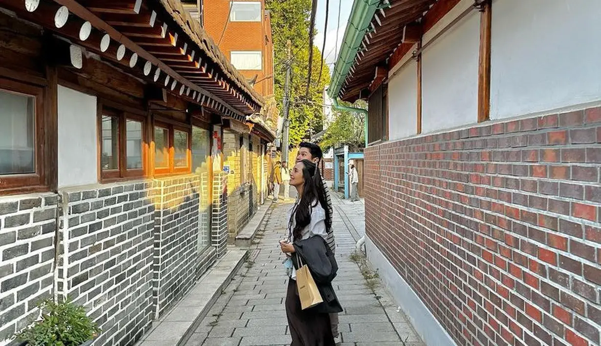 Beby tampil dengan atasan putih dipadukan celana oversize coklat. Sementara Rizki terlihat mengenakan  [@bebytsabina]