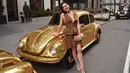 Evelyn Torres berpose dengan mobil kodok berwarna emas saat menghadiri peluncuran Shine Collection Pandora Jewelry di New York City (14/3). Pandora Shine mengeluarkan koleksi terbarunya, perhiasan emas 18 karat. (Bryan Bedder/Getty Images/AFP)