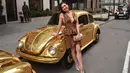 Evelyn Torres berpose dengan mobil kodok berwarna emas saat menghadiri peluncuran Shine Collection Pandora Jewelry di New York City (14/3). Pandora Shine mengeluarkan koleksi terbarunya, perhiasan emas 18 karat. (Bryan Bedder/Getty Images/AFP)