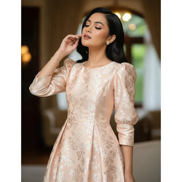 Dress Pastel Peach Brokat A-Line dengan Lengan Puff