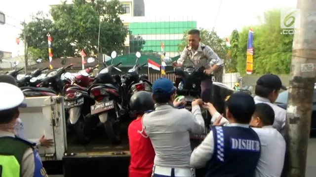 Seorang sopir bajaj dihukum push up karena memarkir kendaraannya di trotoar. Razia parkir oleh Dishub dilakukan menjelang perhelatan Asian Games