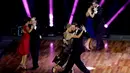 Para penari bersaing dalam kategori salon di Kejuaraan Dunia Tango di Buenos Aires, Argentina, (22/8). Festival tango berakhir pada 23 Agustus 2017. (AP Photo/Natacha Pisarenko)