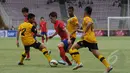 Gelandang Korea Selatan U-23, Lee Changmin (tengah) mencoba lolos dari kawalan tiga pemain Brunei Darussalam saat laga kualifikasi grup H Piala Asia 2016 di Stadion GBK, Jakarta, Jumat (27/3/2015). (Liputan6.com/Helmi Fithriansyah)