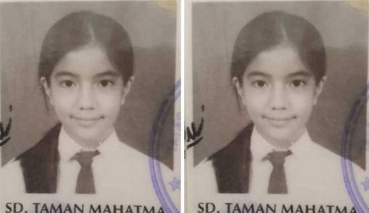 Sheila Marcia kecil memiliki paras yang menggemaskan. Bahkan foto Sheila Marcia ini panen pujian dengan disebut netizen sudah cantik sedari kecil. Paras cantik Sheila ini membuat pas foto nya banjir like dan komentar dari netizen (Liputan6.com/IG/itssheilamj)