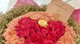 Titi Kamal tampak mendapatkan sebuah buket mawar cukup besar dari suami dan anak-anaknya. Buket bunga mawar yang didapatkan pun terdapat kartu ucapan dari Tian dan kedua anaknya. (Liputan6.com/IG/@titi_kamall)