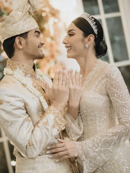 Tyas Mirasih dan Tengku Tezi tampil dengan pakaian pengantin yang didominasi warna earth tone. [@morden.co]