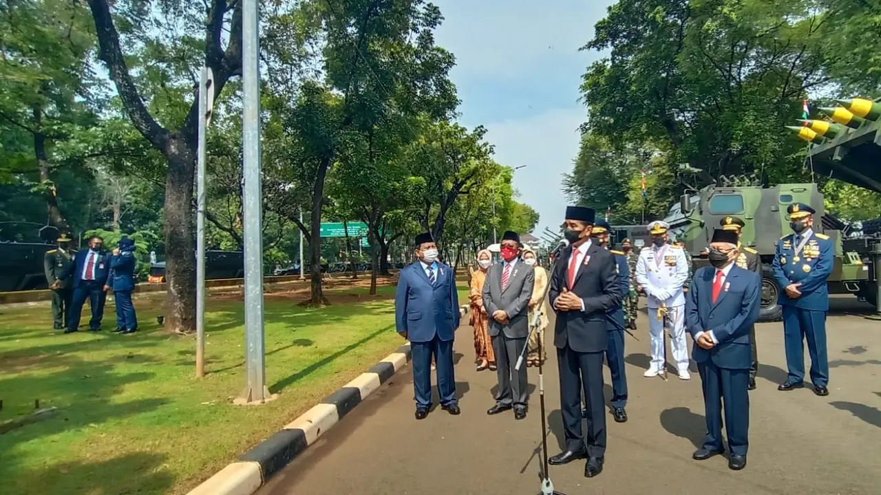 Presiden Joko Widodo atau Jokowi meninjau pameran alutsista usai memimpin upacara HUT ke-76 RI di Istana Merdeka Jakarta, Selasa (5/10/2021)