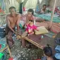 Potret keluarga Abas Basari, warga Desa Gempol, Kecamatan Banyusari, Karawang yang masih terbelenggu kemiskinan. (Liputan6.com/Abramena)