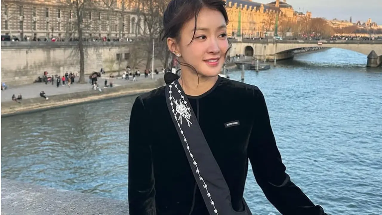 Gaya Stylish Lee Si Young saat Berada di Paris