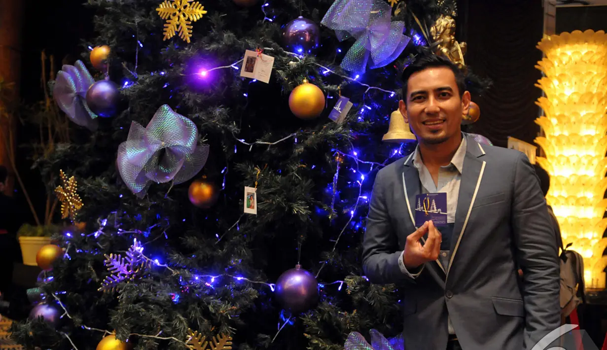 Rio Febrian saat ikut meramaikan acara Christmas Tree Lighting Ceremony di Intercontinental Hotel, Jakarta. Foto diambil pada Kamis (27/11/2014). (Liputan6.com/Panji Diksana)