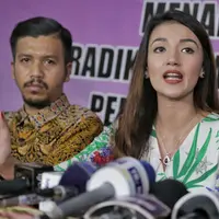 Air mata Tsania masih terus berderai sejak proses cerainya bersama Atalarik Syach berlangsung. Bukan hanya itu, Tsania pun juga tidak bisa bertemu dengan kedua buah hati mereka, Syarief (4) dan Sabhira (2). (Adrian Putra/Bintang.com)