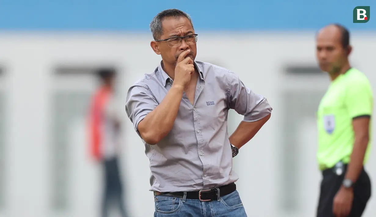 Pelatih Persikabo 1973, Aji Santoso (tengah), mengamati permainan timnya dari pinggir lapangan dalam pertandingan pekan ke-9 BRI Liga 1 2023/2024 melawan Madura United yang berlangsung di Stadion Wibawa Mukti, Sabtu (20/8/2023). (Bola.com/Abdul Aziz)