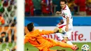 Pemain depan Kosta Rika, Marco Urena (kanan) berhasil mengecoh penjaga gawang Uruguay, Fernando Muslera, di babak penyisihan Piala Dunia 2014 Grup D di Estadio Castelo, Fortaleza, Brasil, (15/6/2014). (REUTERS/Dominic Ebenbichler)