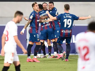 Para pemain Levante merayakan gol ke gawang Sevilla pada laga La Liga di Estadio Camilo Cano, Selasa (16/6/2020). Kedua tim bermain imbang 1-1. (AFP/Jose Jordan)