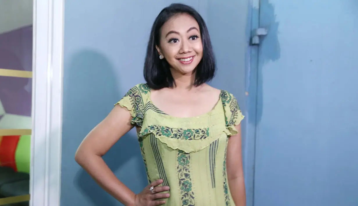 "Gak (terganggu), kayaknya seminggu lagi ada kacamata baru dari Jerman. Lebih tipis," tutur Asri Welas. (Nurwahyunan/Bintang.com)