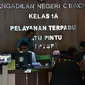 Tim paslon Ade Ruhandi dan Ingrid Kansi melaporkan pilkada Kabupaten Bogor ke PN Cibinong.