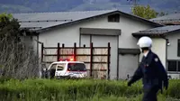 Sebuah foto memperlihatkan sebuah rumah tempat tersangka membarikade diri usai penembakan dengan senjata berburu dan penikaman seorang wanita di Kota Nakano, Jepang pada 25 Mei 2023. (AP)