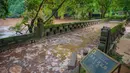 Banjir yang melanda Wilayah Dongxi di Distrik Qijiang, Kota Chongqing, China barat daya (1/7/2020). Guyuran hujan telah menyebabkan peningkatan debit air ke sungai-sungai di daerah pusat kota, dan beberapa pagar pengaman di sepanjang sungai rusak oleh derasnya arus air. (Xinhua/Chen Xingyu)